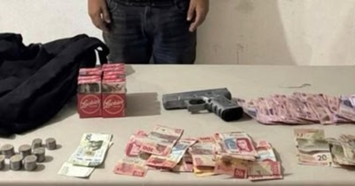 Mesa con réplica de arma, billetes y cigarrillos incautados en Culiacán