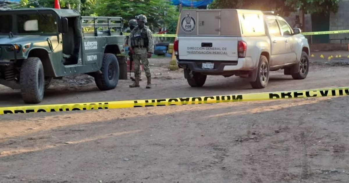 Escena del crimen en Culiacán con vehículos de autoridad y cintas de precaución