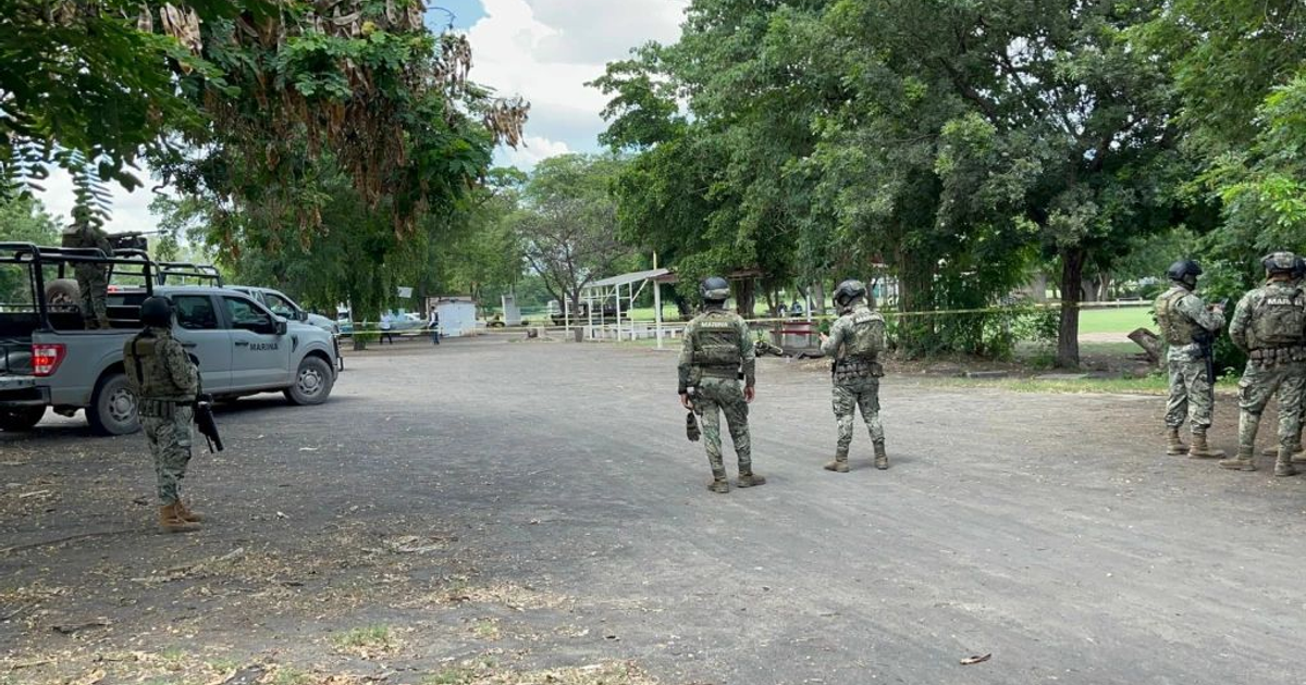 Operativo militar en Culiacán con personal de la Marina y vehículo oficial en un entorno natural.