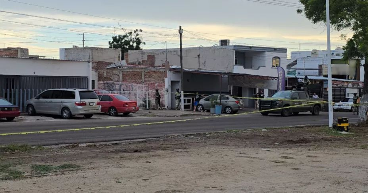 Escena urbana en Culiacán con área acordonada y vehículos estacionados