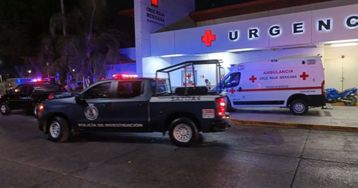 Área de urgencias con ambulancia de la Cruz Roja y vehículos de policía en Culiacán durante la noche.