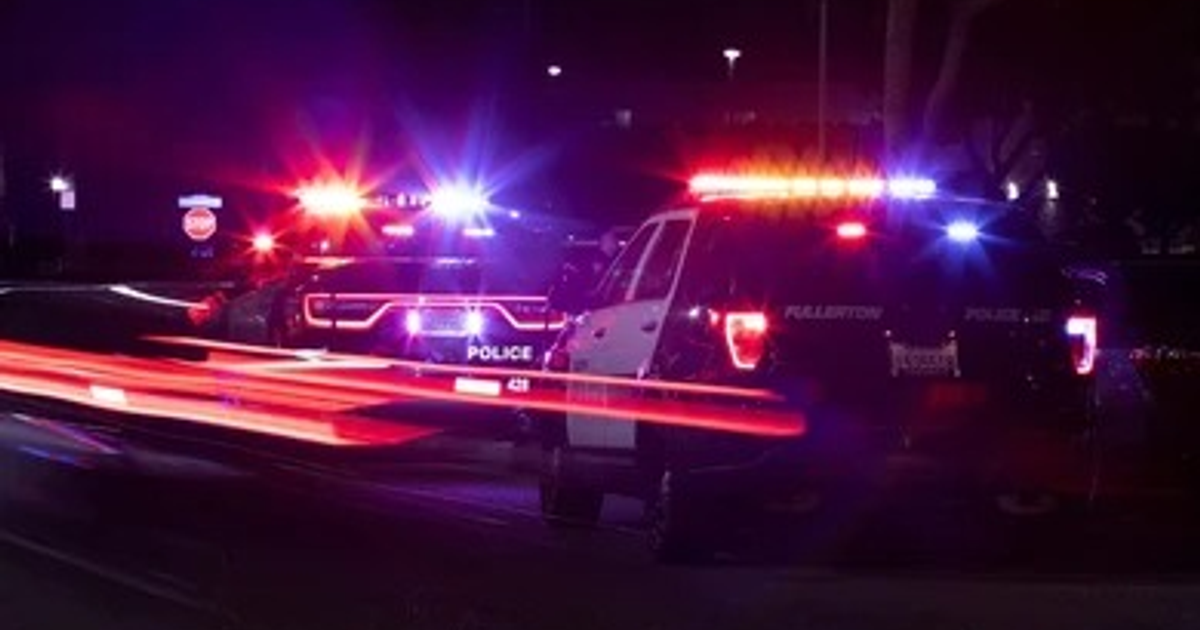 Coches de policía con luces parpadeantes en operativo nocturno