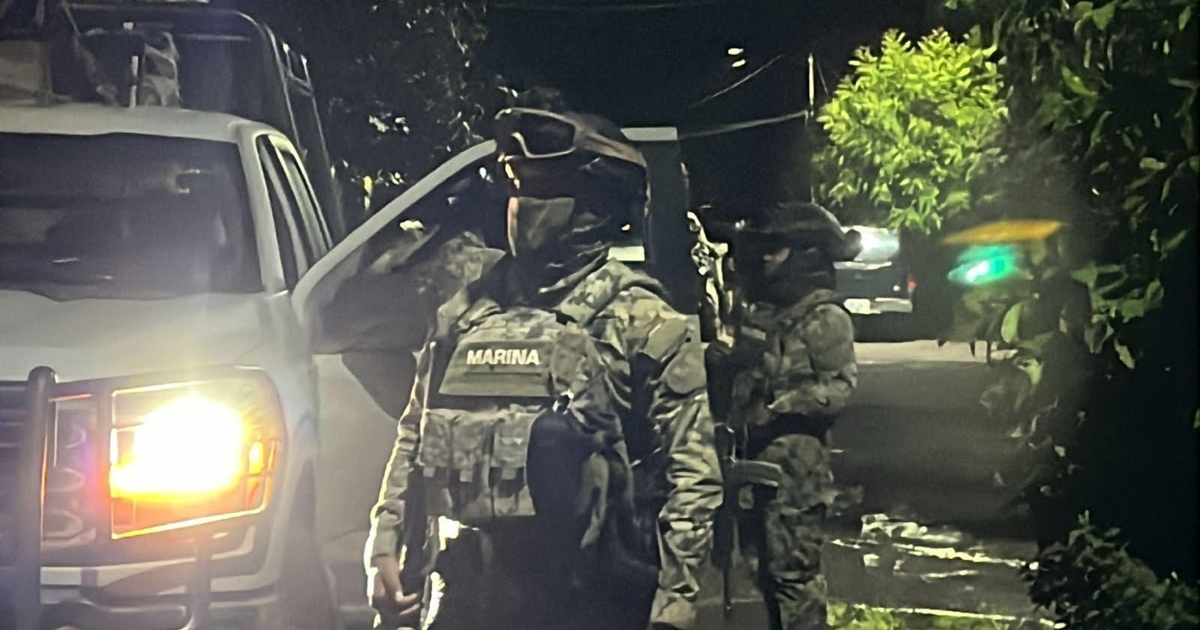 Operativo militar nocturno en Culiacán con personal táctico y vehículo iluminado.