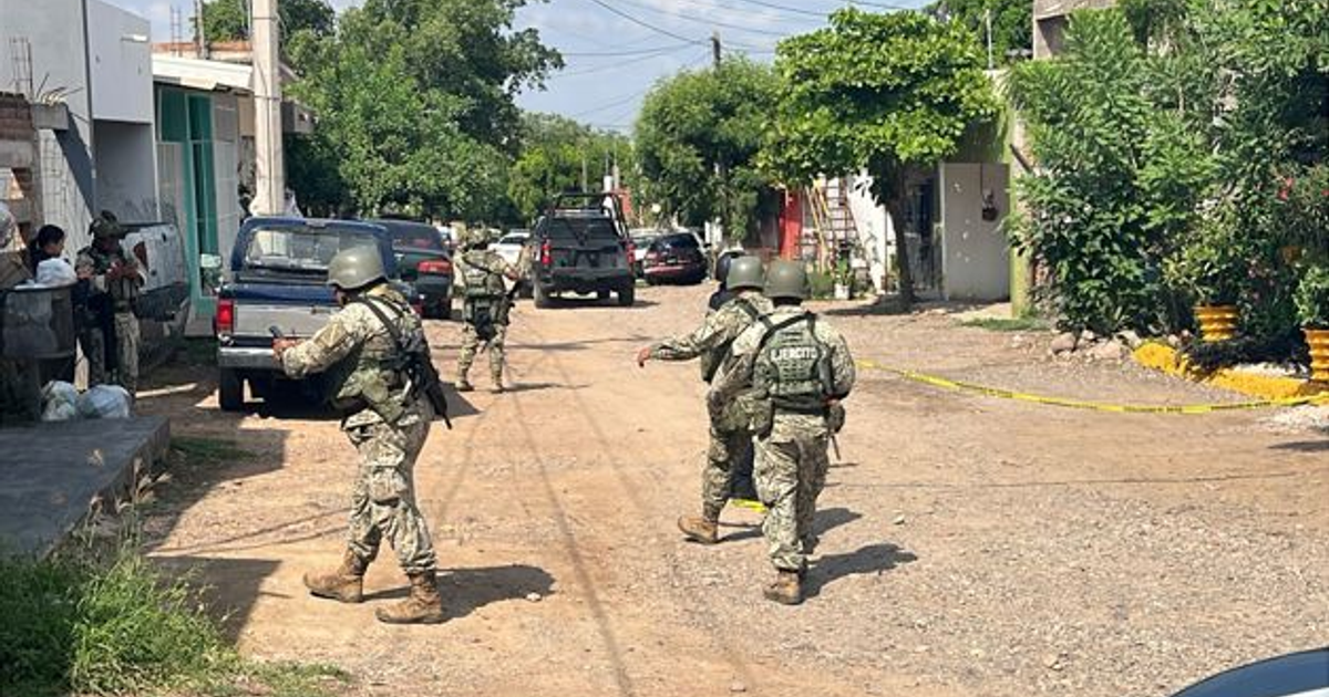 Soldados en Culiacán tras ataque armado, con vehículos y cinta amarilla en área urbana.