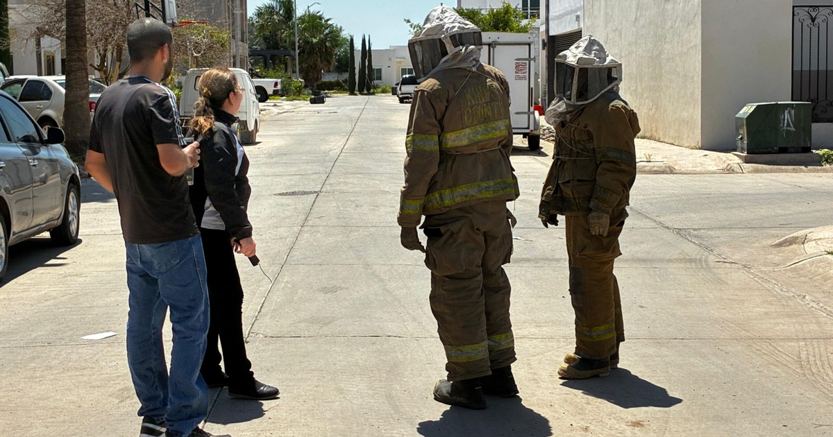 Personal de emergencia en trajes de protección tras ataque de abejas en Los Mochis