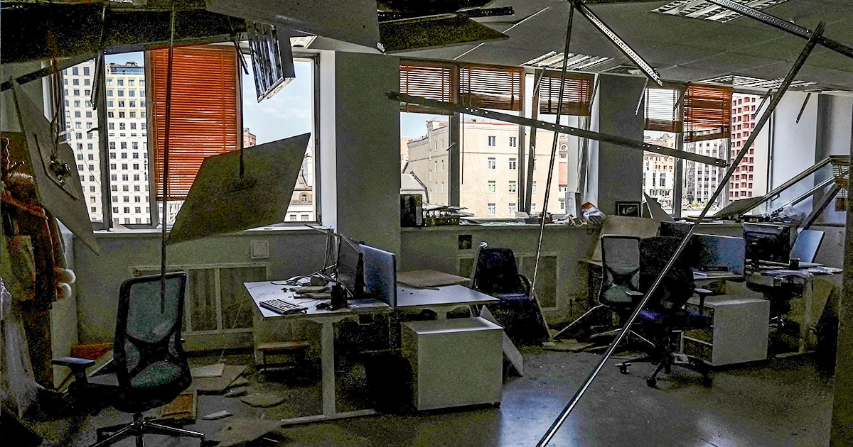 Oficina desordenada y dañada en Kiev tras ataque con drones y misiles.