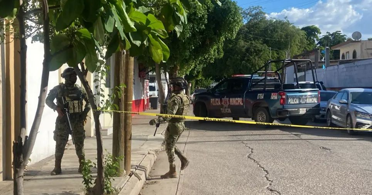 Oficiales de policía en Culiacán tras atentado en Terranova, con vehículo y cinta de seguridad.