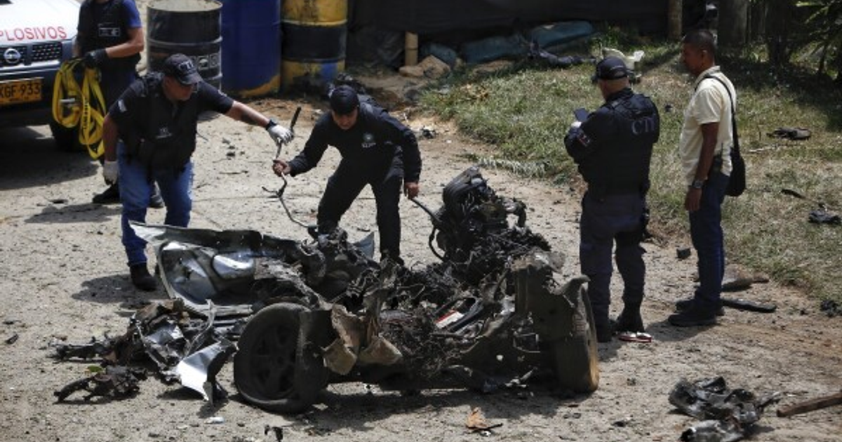 Investigadores en el sitio de explosión de camión bomba en Cali