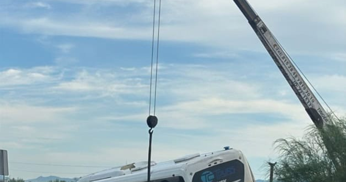 Grúa levantando camión en carretera México 15 tras accidente de autobús turístico