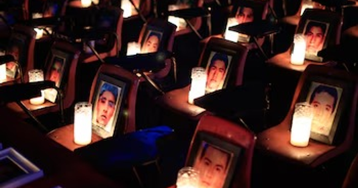 Retratos con velas encendidas en homenaje a los 43 estudiantes de Ayotzinapa desaparecidos.