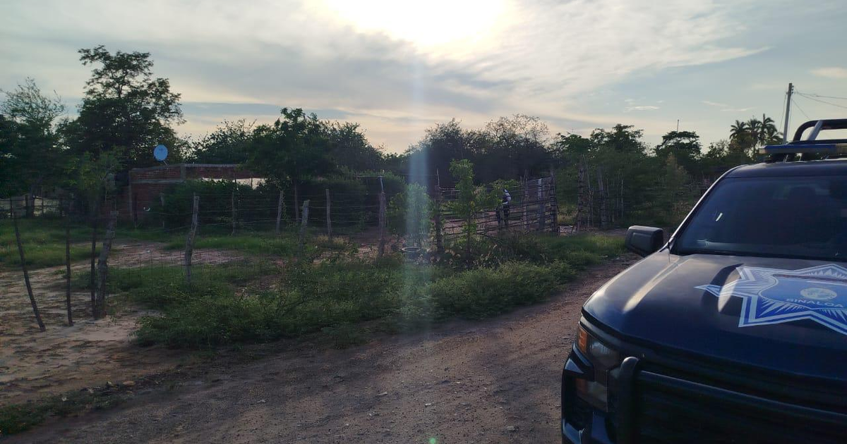 Paisaje rural en Uriangato con coche de policía y construcciones al fondo
