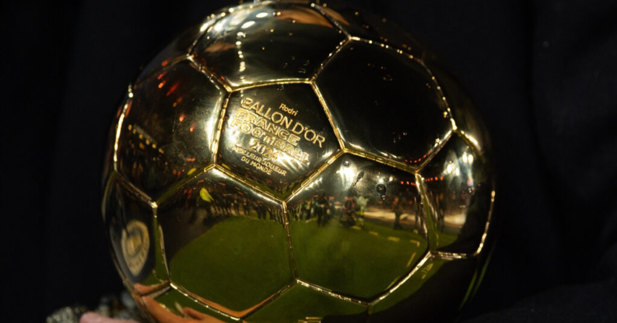 Balón de Oro 2025, premio al mejor futbolista del mundo, con fondo de luces y siluetas.