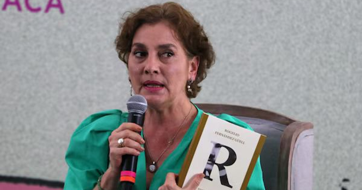 Rosella Fernández Guerri en presentación académica con micrófono y libro