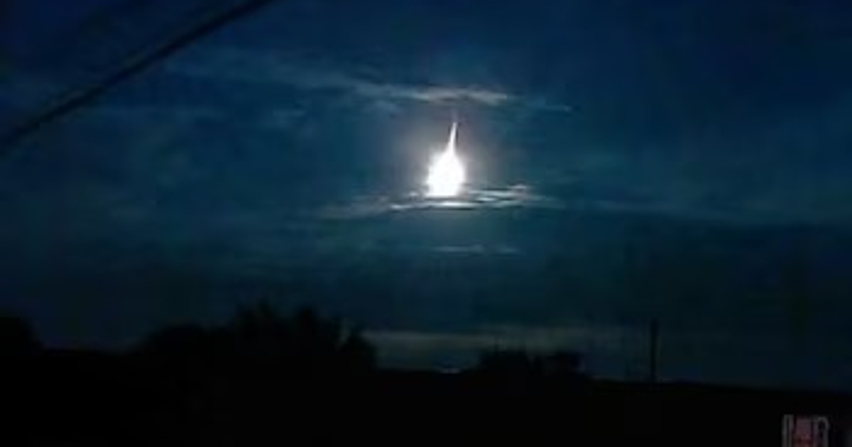 Bólido iluminando el cielo nocturno de Japón con estructuras en silueta