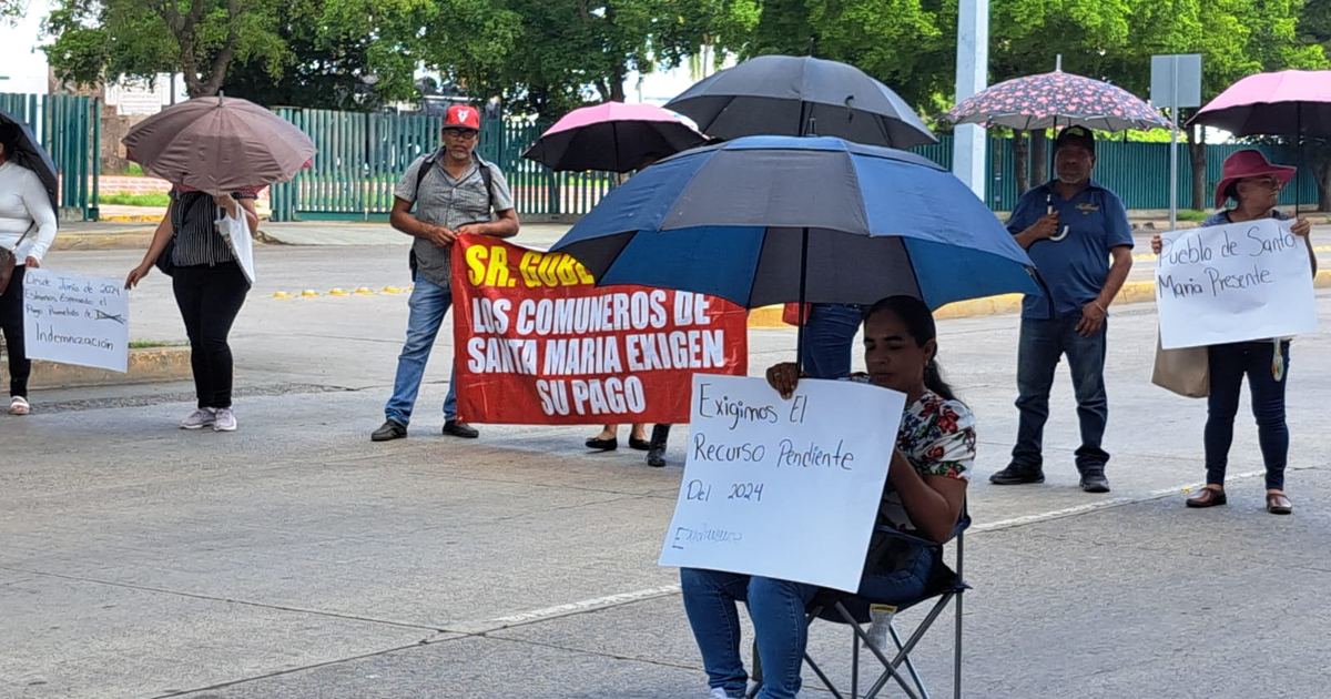 Comuneros protestan en calzada Insurgentes por pago de terrenos expropiados para presa Santa María.