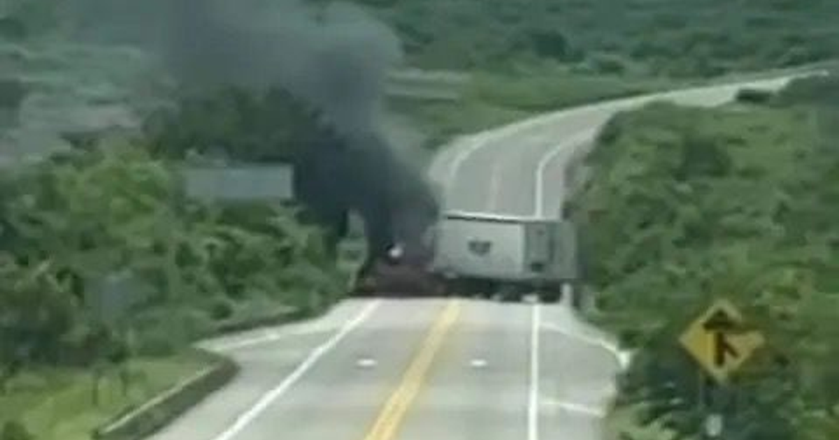 Camión volcado en carretera de Mazatlán con humo negro, relacionado con bloqueos de tráileres.