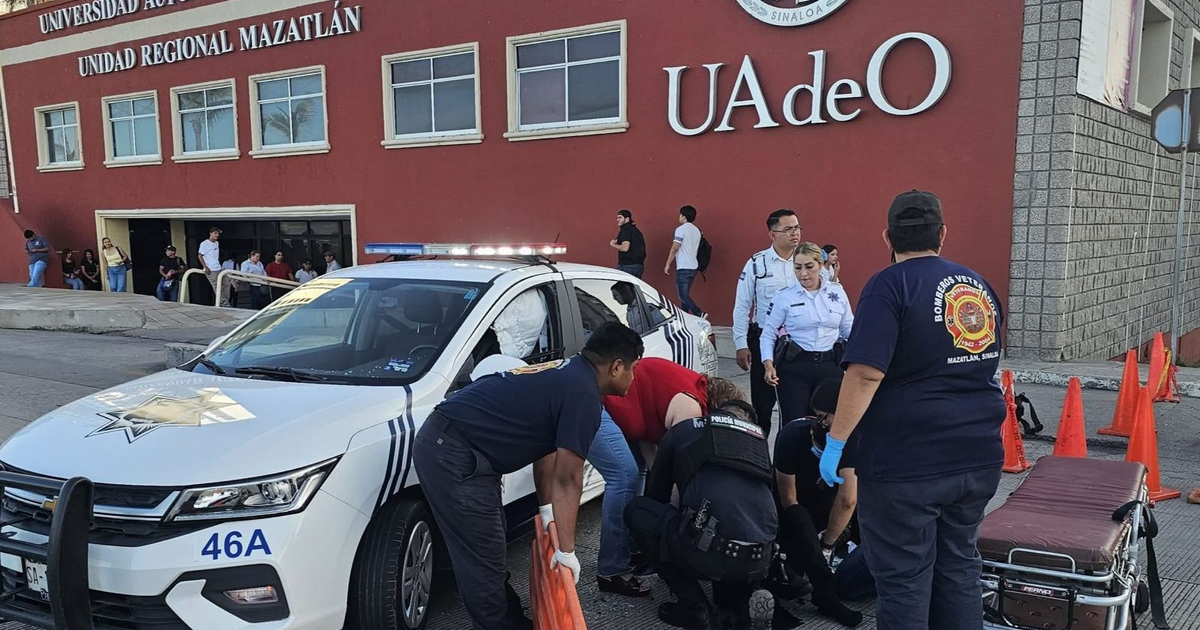Accidente de motocicleta frente a la UAdeO en Mazatlán con personal de emergencia atendiendo al herido