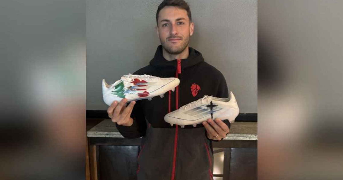 Persona sosteniendo botines de fútbol personalizados con diseño de bandera mexicana y cruz cristiana.