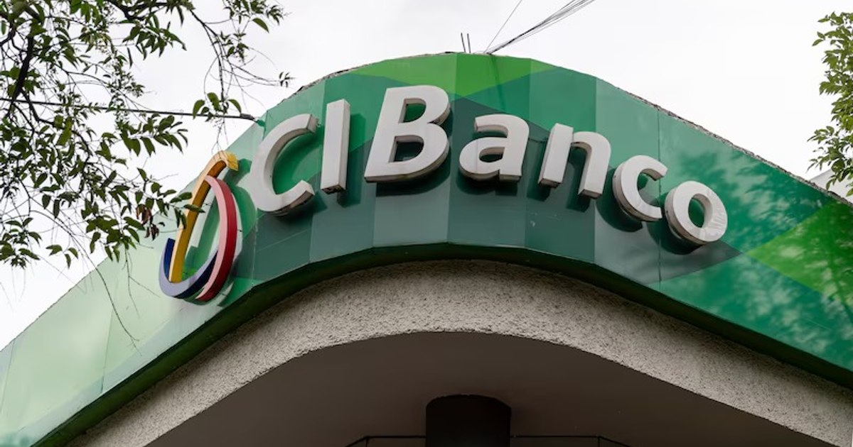 Letrero de CIBanco con fondo verde y logo colorido, vinculado a la demanda judicial contra FinCEN.