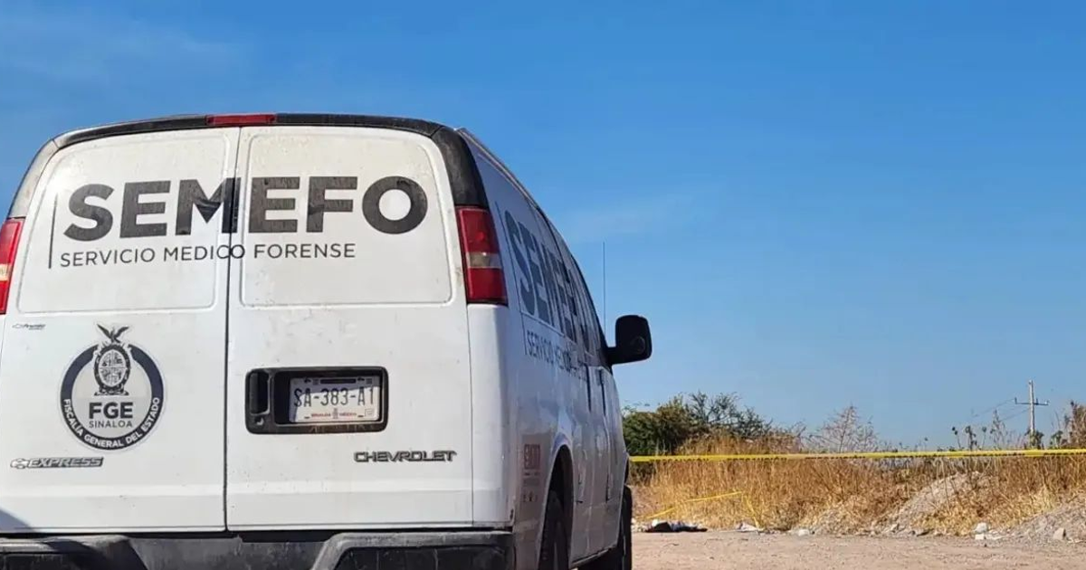 Furgoneta de SEMEFO en Culiacán tras hallazgo de cadáver en canal