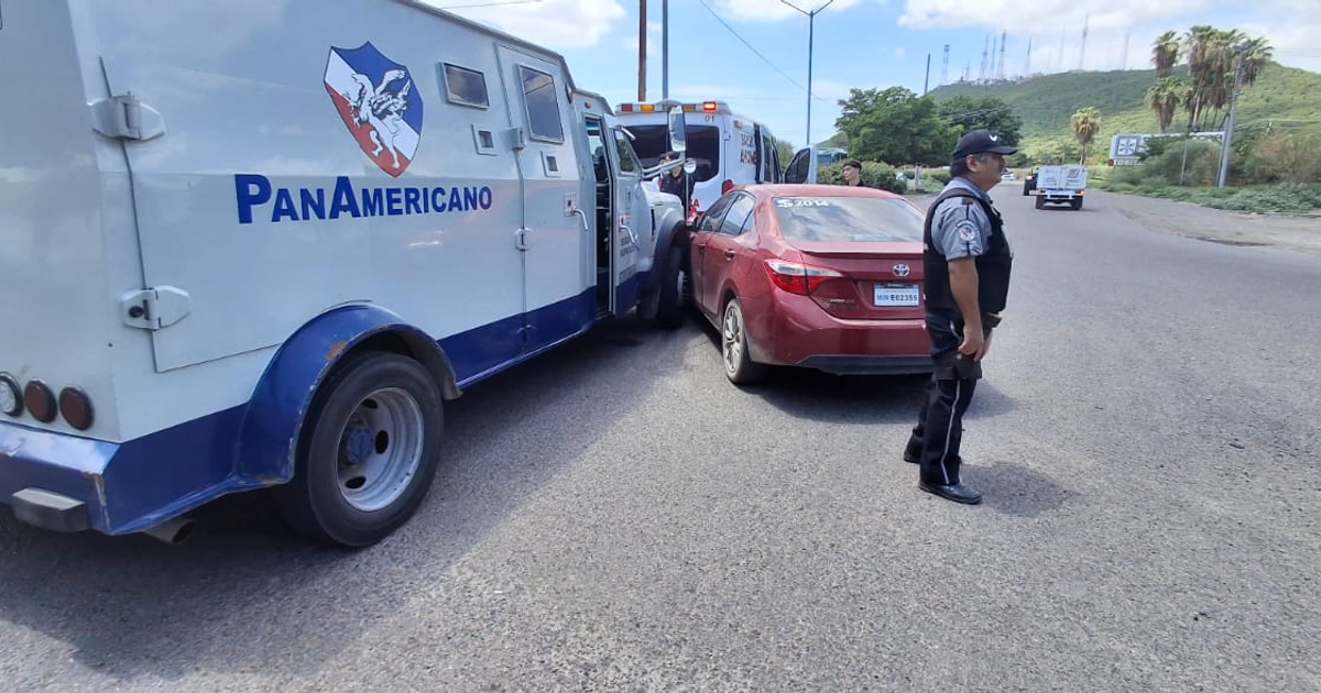 Accidente en Los Mochis: vehículo blindado PanAmericano y Toyota Corolla rojo en carretera