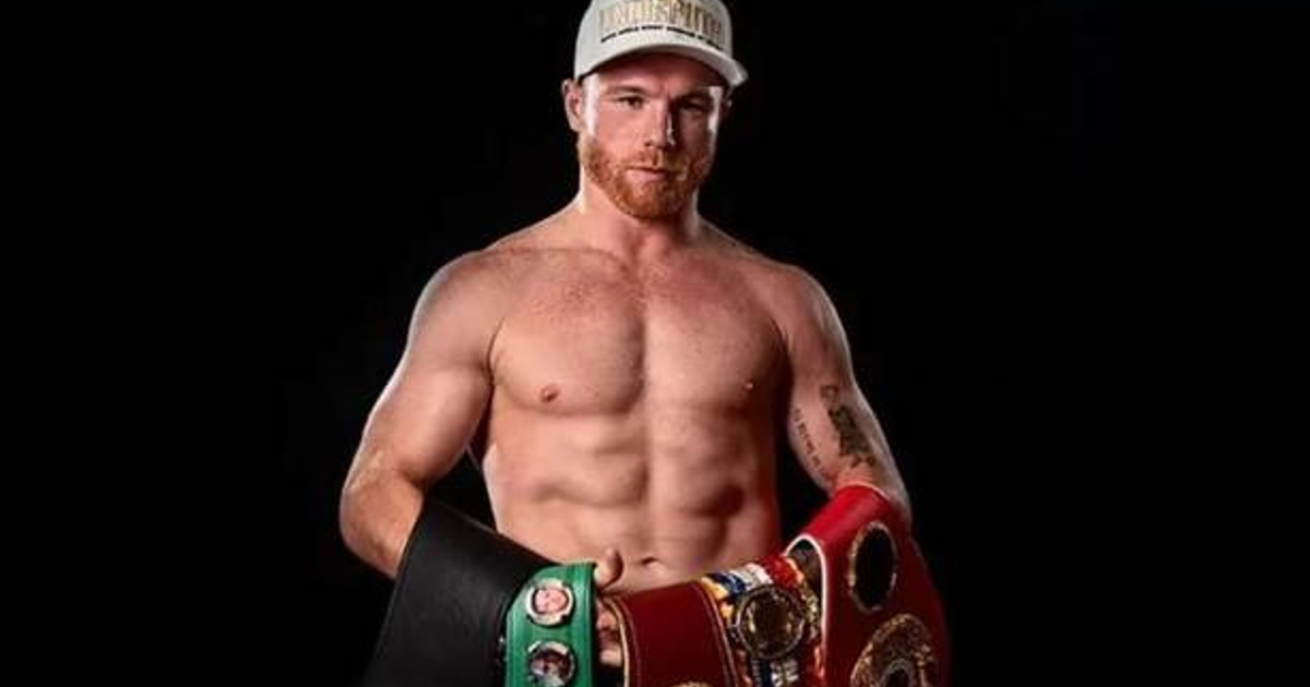 Canelo Álvarez con cinturones de campeón, destacando su estrategia de combate y conservación física.