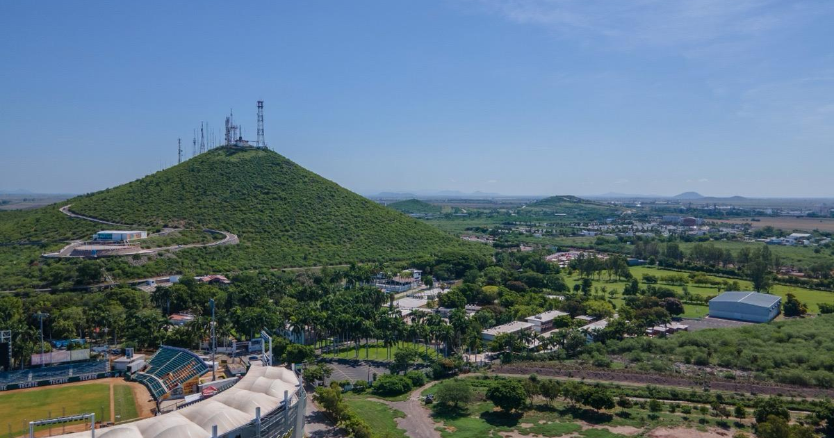 Vista del Cerro de la Memoria con torres de comunicación y áreas urbanas al pie.
