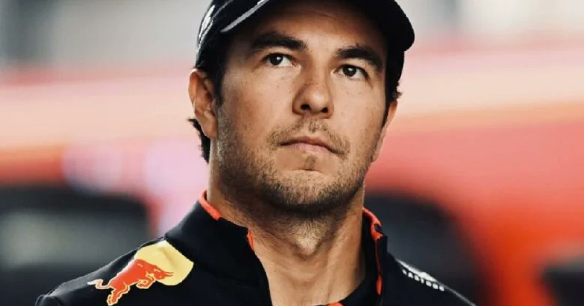 Persona en uniforme de automovilismo pensativa, relacionada con el fichaje de Sergio 'Checo' Pérez por Cadillac para la F1.