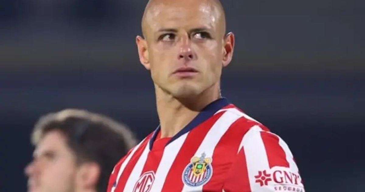 Jugador de fútbol con camiseta de rayas rojas y blancas en el campo
