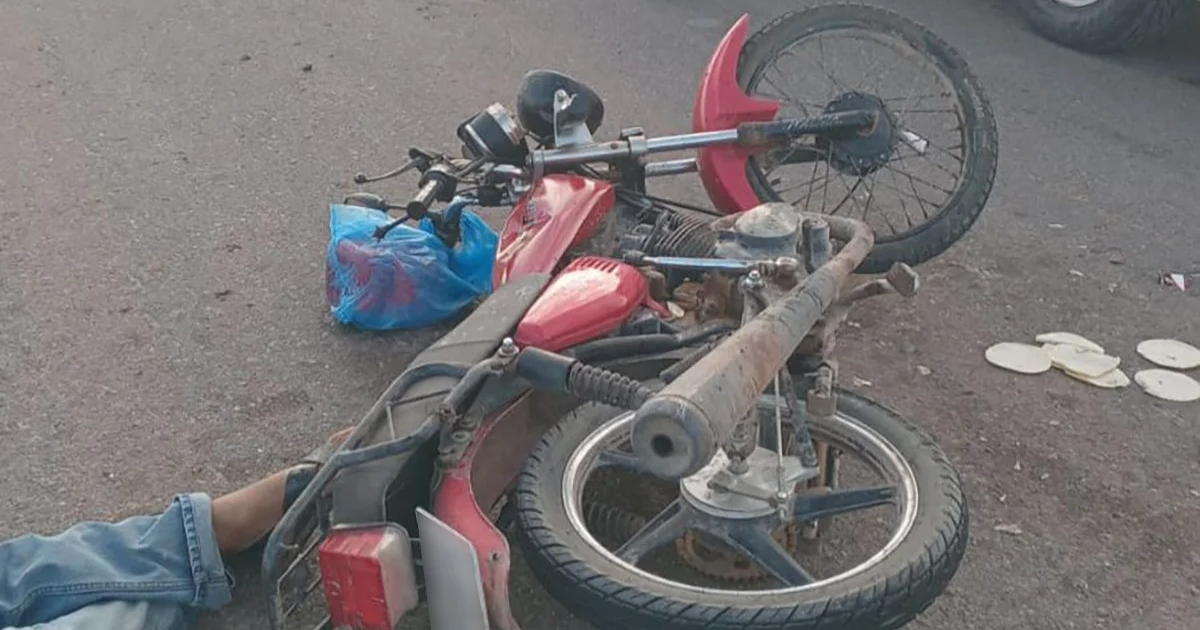 Motocicleta Italika roja volcada en carretera urbana tras accidente en Sinaloa