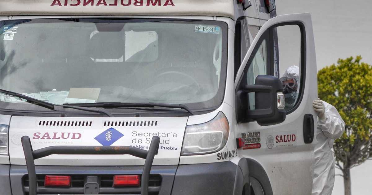 Ambulancia de la Secretaría de Salud con personal de protección en accidente de Mocorito