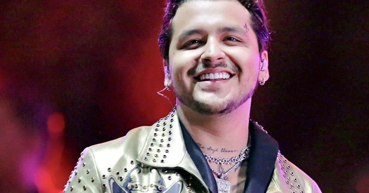 Christian Nodal y Ángela Aguilar en un evento público