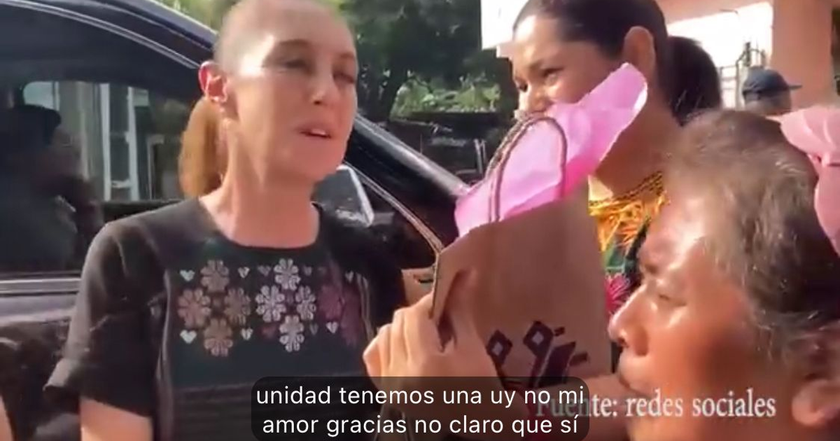 Claudia Sheinbaum rechaza un regalo durante su visita a Xochistlahuaca, Guerrero.