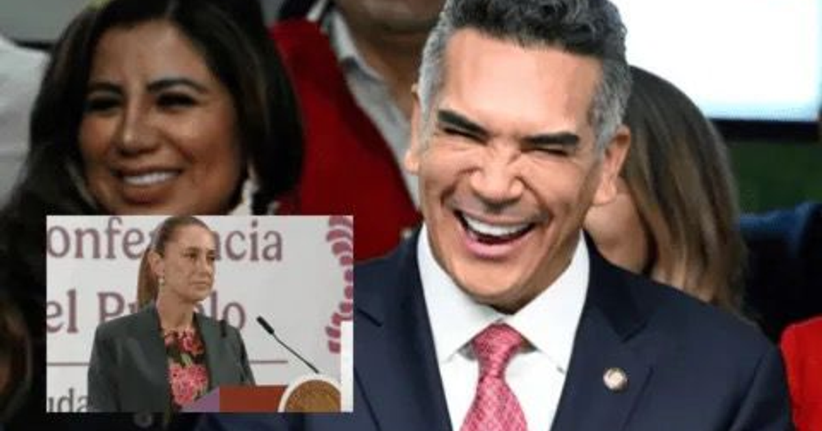 Hombre sonriendo en evento político en Ciudad de México, mujer hablando en podio