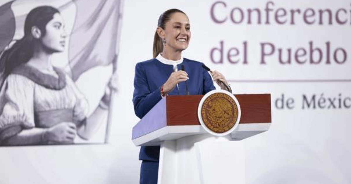 Claudia Sheinbaum en conferencia de prensa, respondiendo a críticas internacionales, con un mural de fondo.