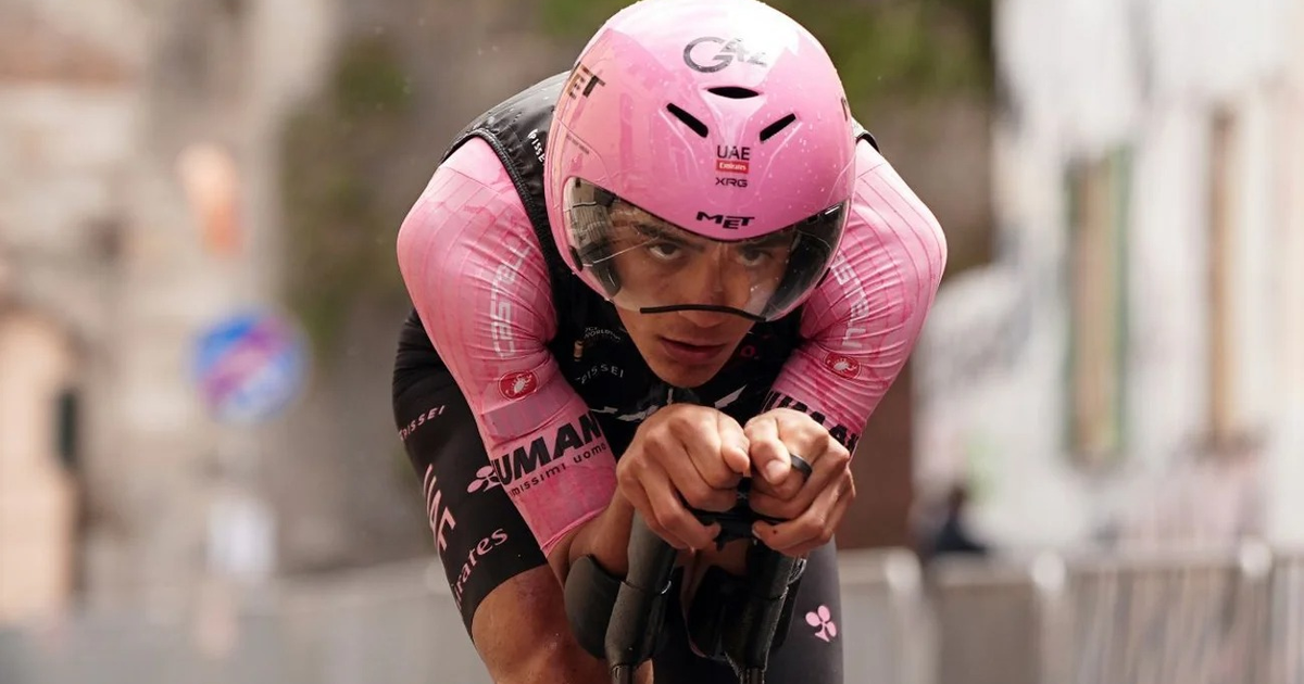 Ciclista en traje rosa y negro compitiendo en la Clásica de Hamburgo 2025