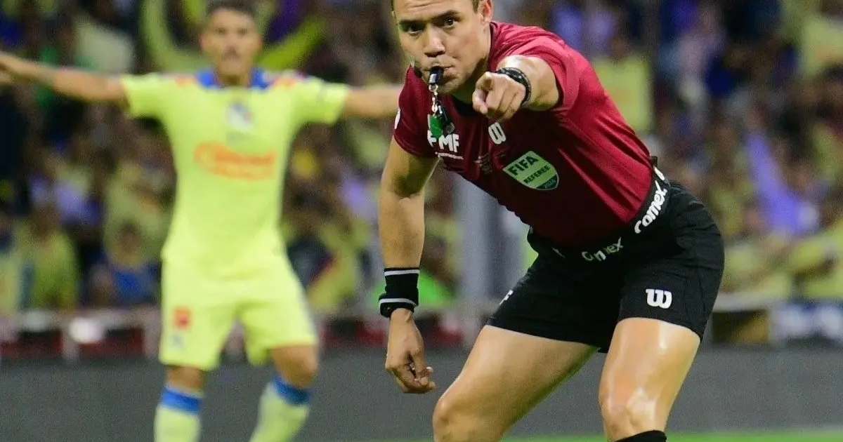 Árbitro Marco Antonio Ortiz señalando penal en partido América vs Atlas