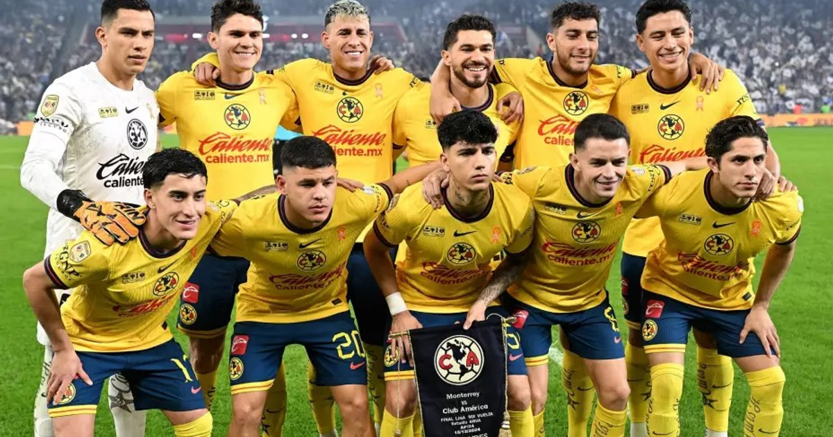 Jugadores del Club América celebrando en el campo, destacando su valor de mercado en la Liga MX.
