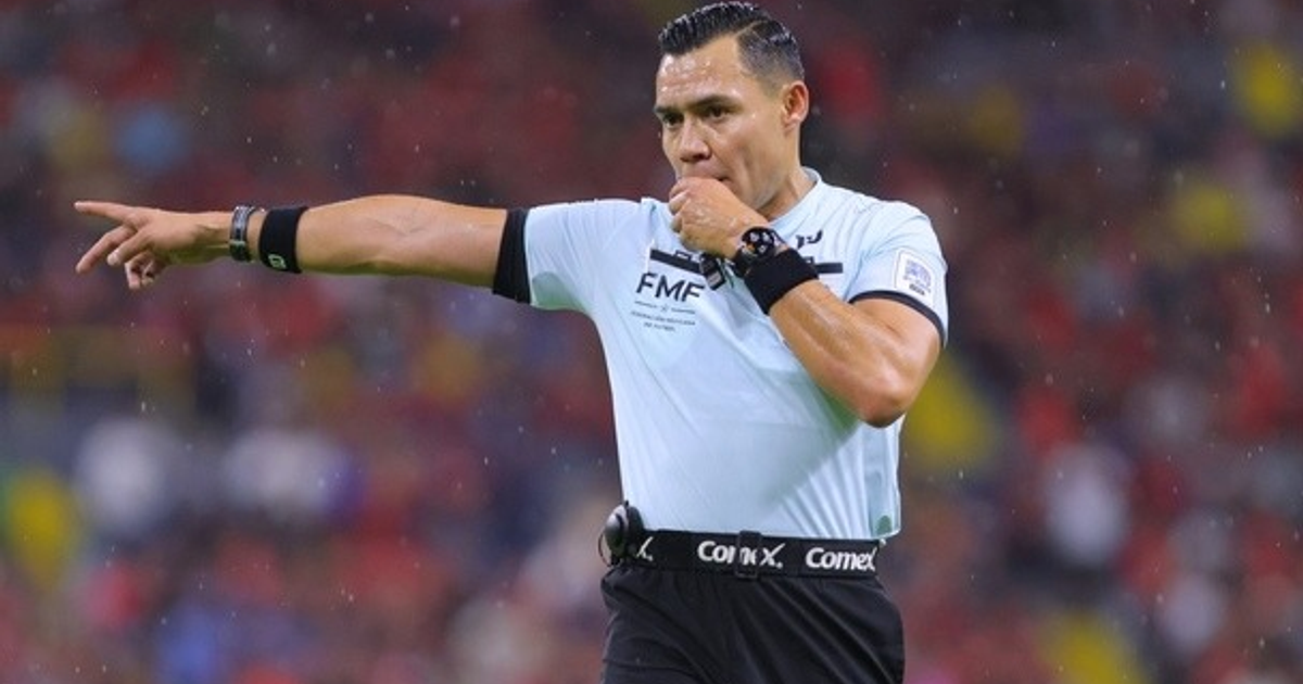 Árbitro Marco Antonio Ortiz señalando durante el partido Atlas vs América en el Estadio Jalisco