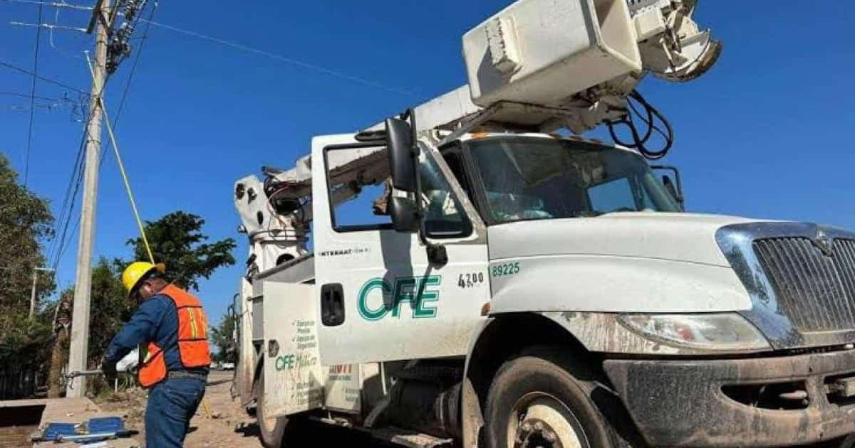 Camión de la CFE en operación con trabajador en Los Mochis, Sinaloa