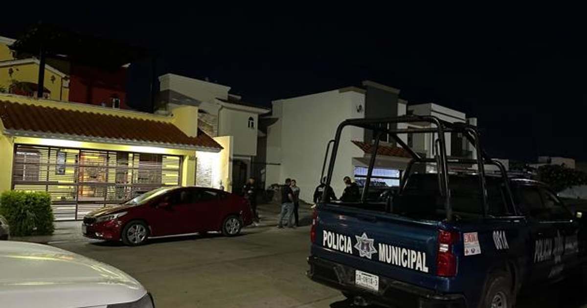 Operativo policial nocturno en Los Mochis con camioneta de policía y personas interactuando.