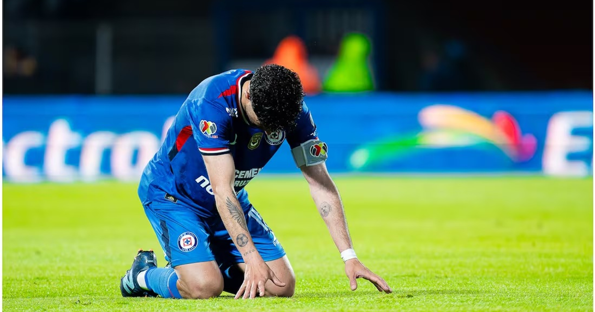 Jugador de Cruz Azul arrodillado en el campo tras partido de Leagues Cup