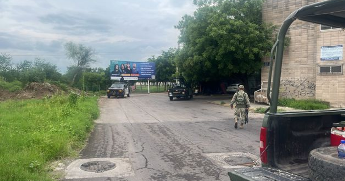 Soldado y vehículos policiales en calle urbana tras hallazgo de cuerpo en Culiacán