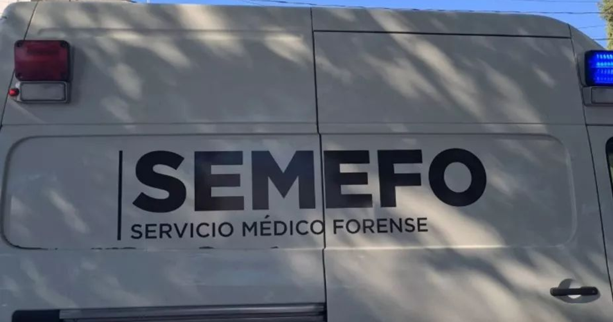 Vehículo del SEMEFO en Navolato, Sinaloa, tras hallazgo de cuerpos en camioneta.