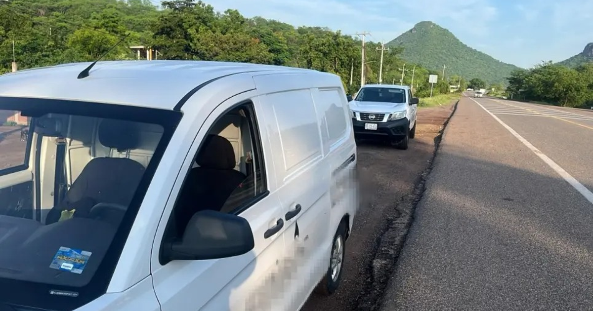 Vehículo comercial blanco en carretera México 15 con montañas al fondo.