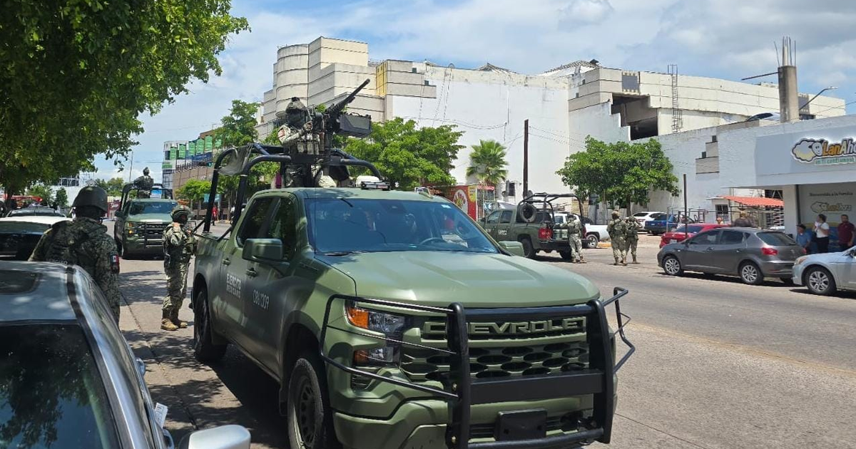 Operativo militar en Culiacán con vehículos de patrulla y agentes en uniforme