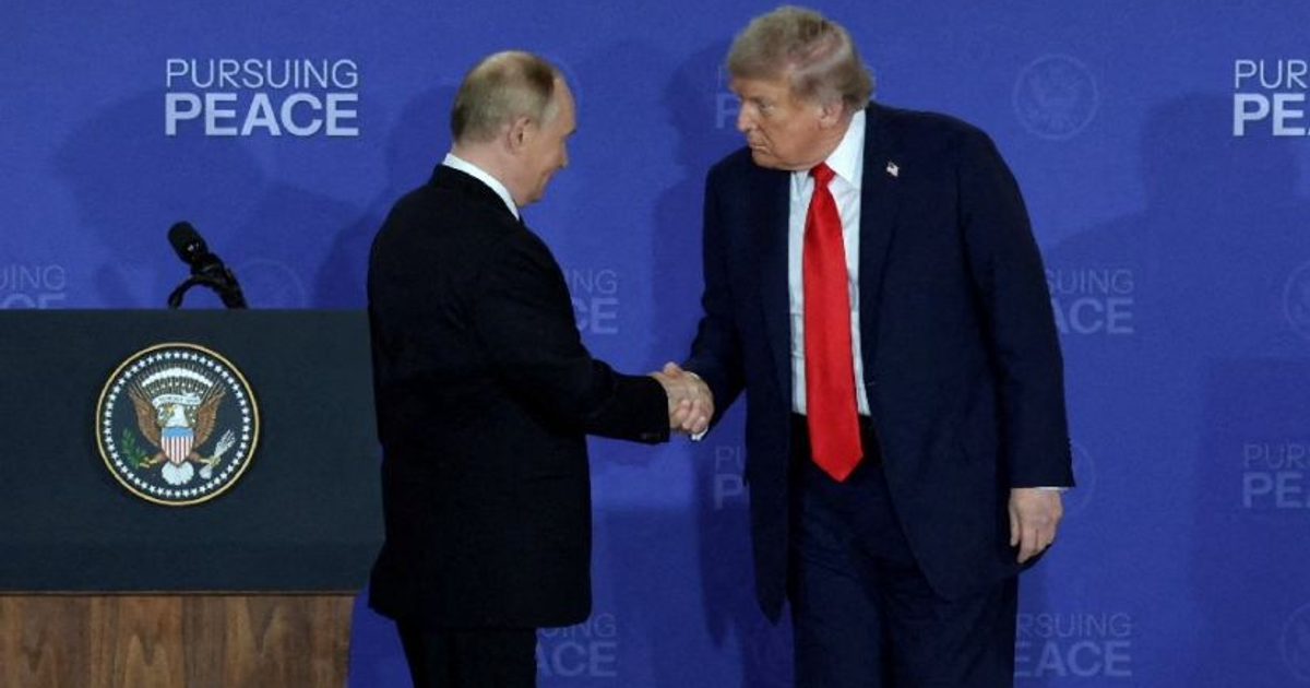Donald Trump y Vladimir Putin estrechando manos en cumbre diplomática con el lema 'PURSUING PEACE' de fondo.