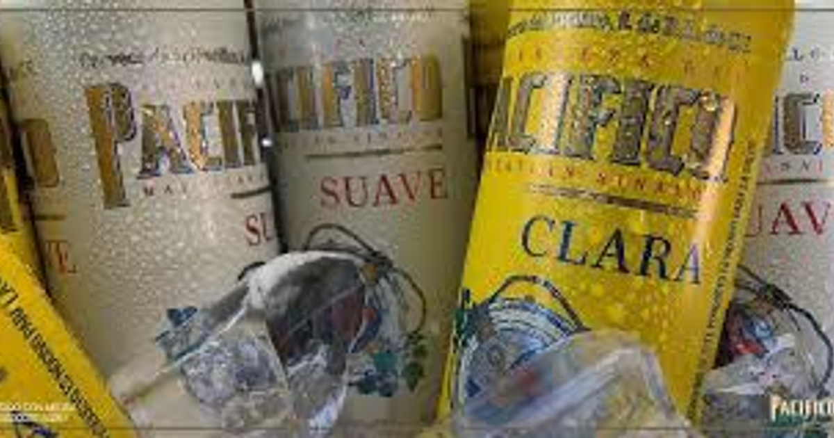 Latas de cerveza Pacífico sobre hielo, destacando las variedades Clara y Suave, en el contexto del Día Internacional de la Cerveza.