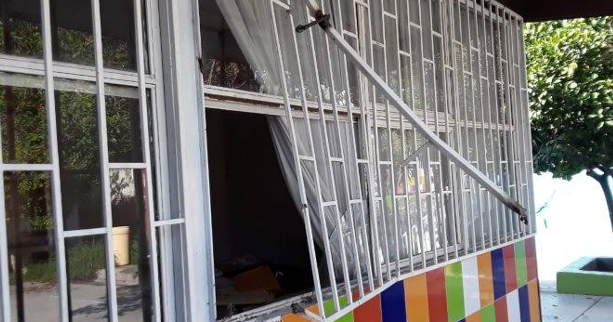 Ventana con reja dañada en escuela de Sinaloa tras sismo