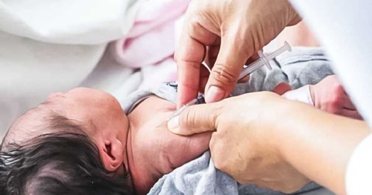 Bebé recibiendo inyección en contexto de desabasto de vacuna BCG en Sinaloa